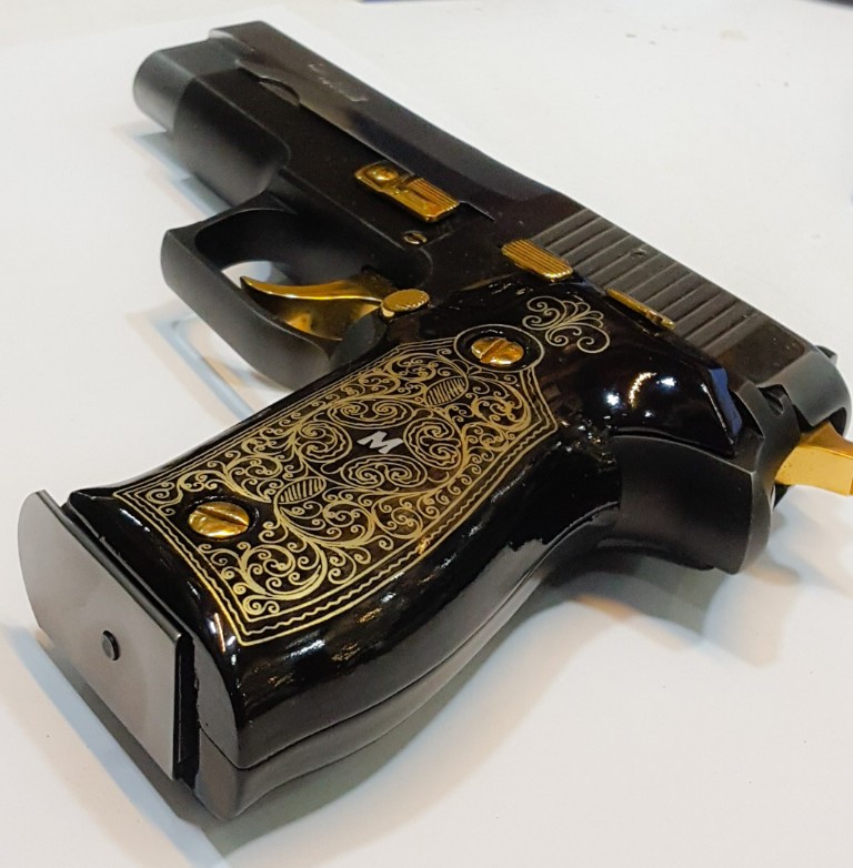 Özel İşlemeli Sigsauer p226 Tabanca ve Silah Kabzesi