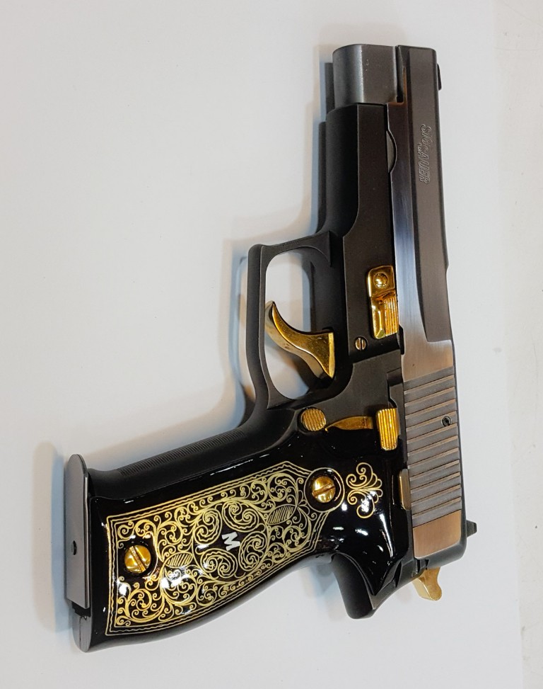 Özel İşlemeli Sigsauer p226 Tabanca ve Silah Kabzesi