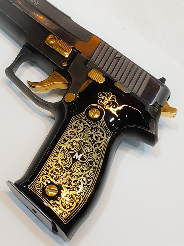 Özel İşlemeli Sigsauer p226 Tabanca ve Silah Kabzesi